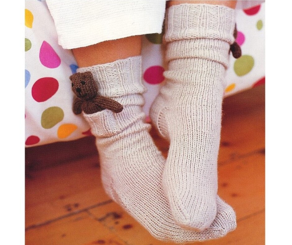 Носочках ребенок связать. Уютные носочки. Необычные вязаные носки. Ноги в вязаных носках. Носки вязаные уютные.