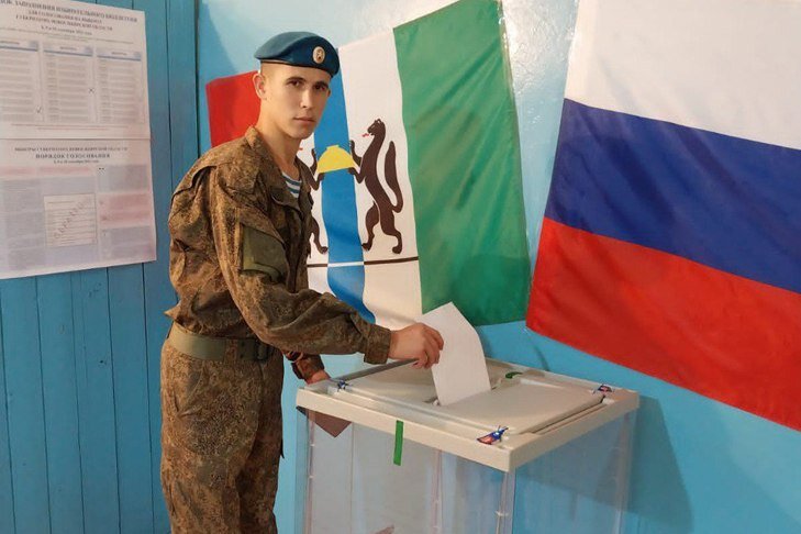 Бойцы сво голосуют. Военнослужащие голосуют сво. Солдаты голосуют на сво. Участники сво голосуют.