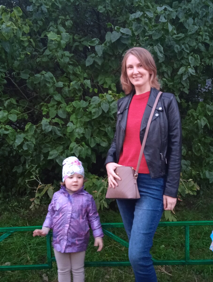 Фотограф - старшая дочь. Младшая тоже очень хотела быть в кадре 😊