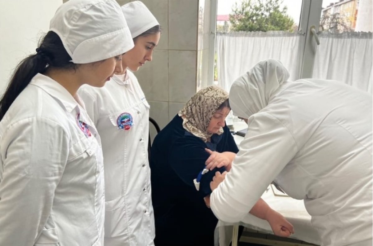    В медколледже Каспийска учащиеся носят специальную закрытую форму.