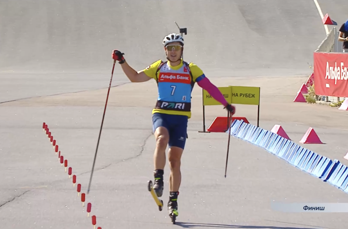 Эдуард Латыпов на финише эстафеты летнего чемпионата России по биатлону 2023 год.