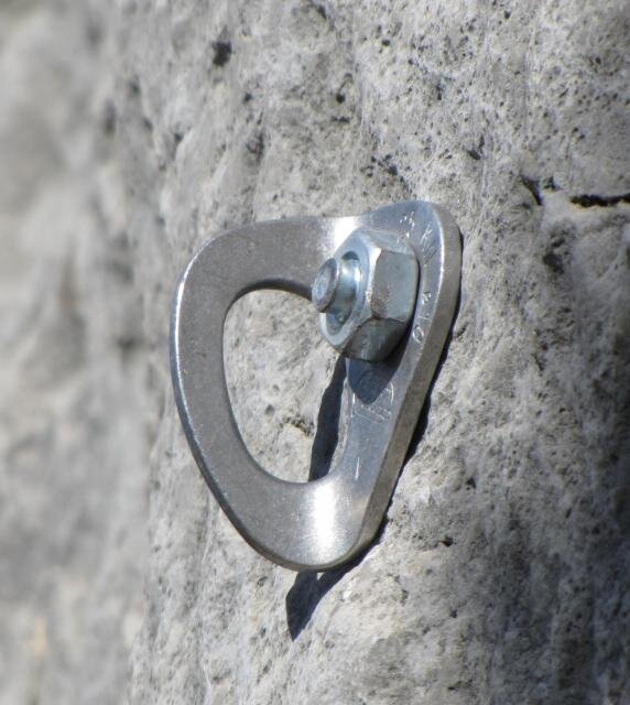 Шлмябру на скале. 