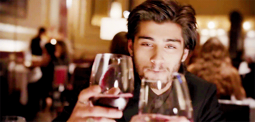 Не забывайте почаще шутить, а не закидывать её вопросами один за другим. Используйте их в течении одного дня или предложите девушке сыграть в игру, где Вы должны отвечать одним словом на любой вопрос друг друга.