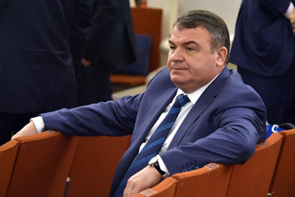 Поза, выражение лица, дорогой костюм и дорогие "котлы" дают понять окружающим что господин Сердюков хороший пример человека с ярко выраженным мотивом Власти.