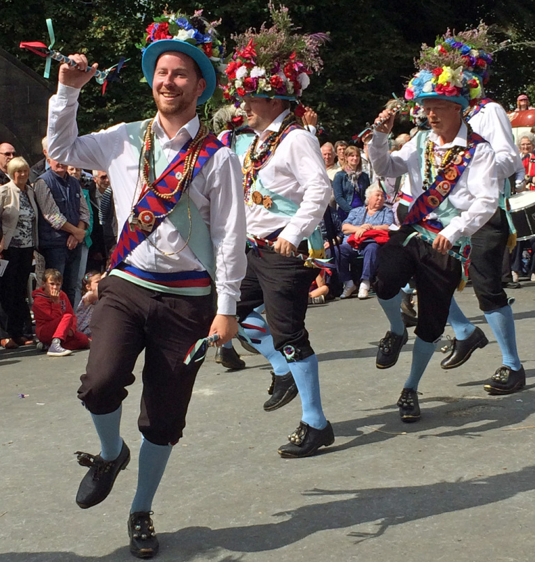 Morris dance. Английский танец моррис. Праздник моррис дансинг великобритания. Morris dancers в великобритании. Танец моррис великобритания.