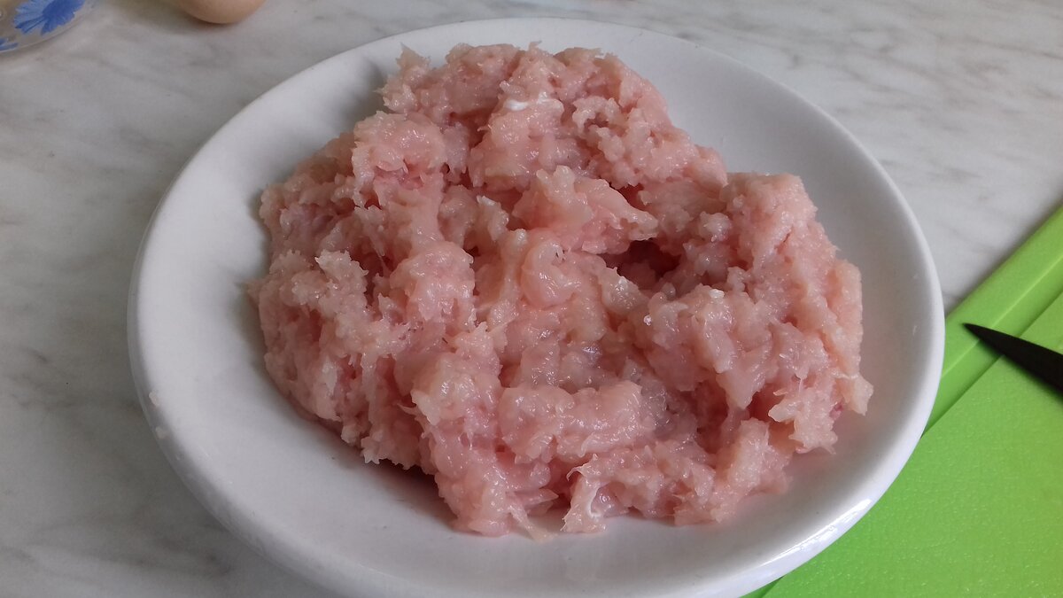 Куриное филе промываем, сушим бумажным полотенцем и мелко рубим ножом или в блендере.