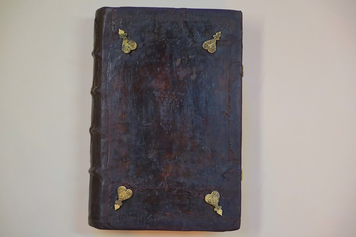 Фотография книги после реставрации