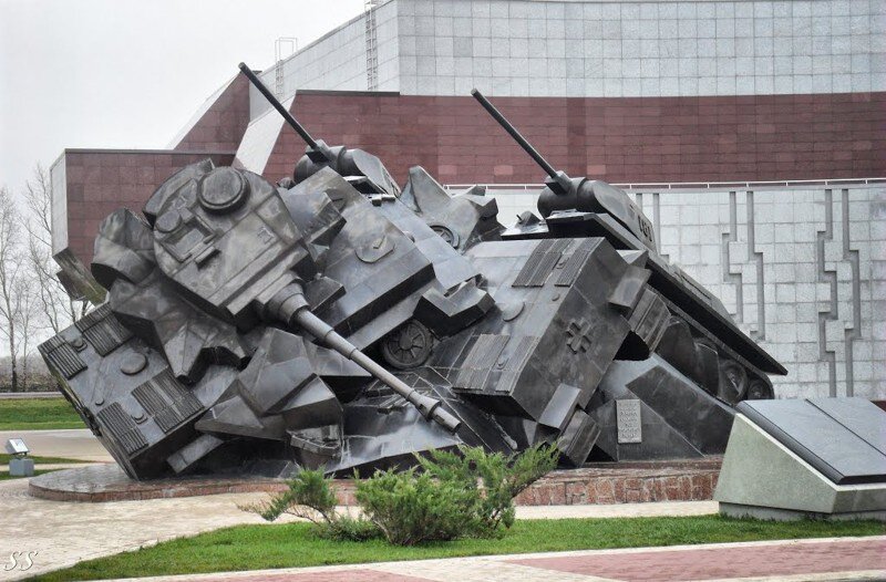 монумент "танковый таран"Прохоровка