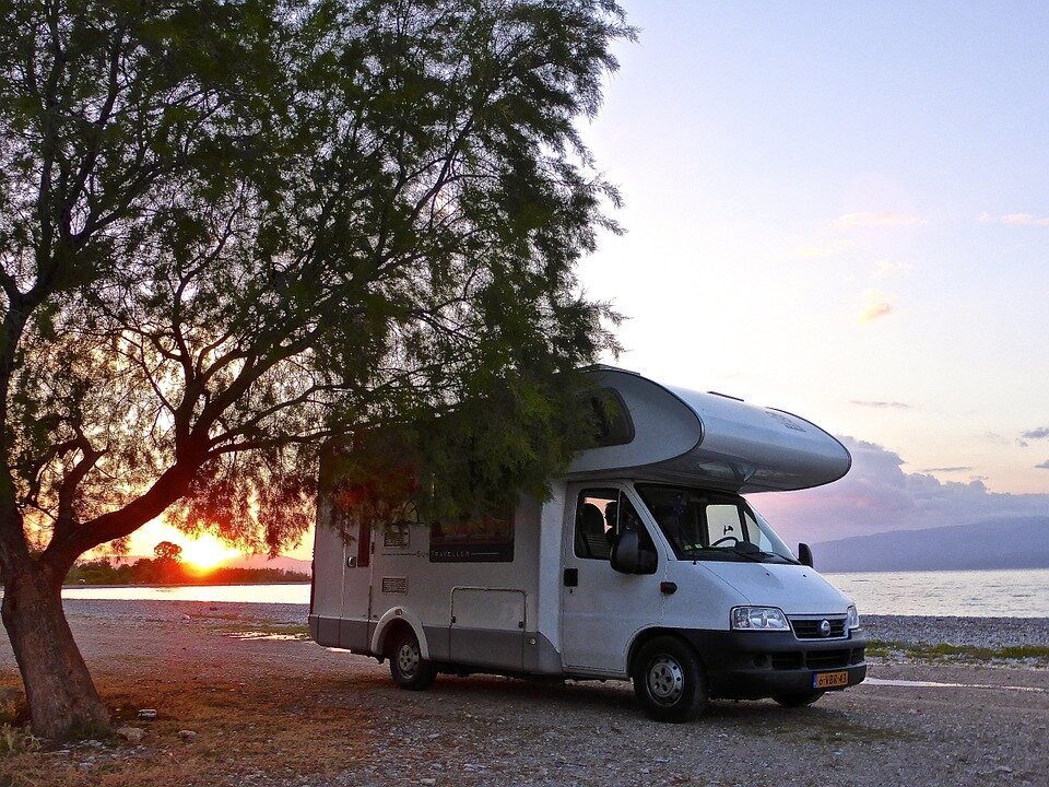https://pixabay.com/photos/motorhome-camping-beach-sunset-820593/