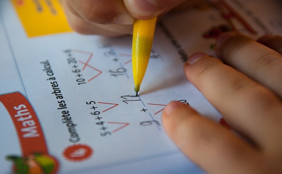 https://cdn.pixabay.com/photo/2017/08/14/11/49/mathematics-2640219_960_720.jpg
