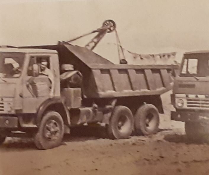 Самосвалы КамАЗ-5511. Иллюстрация из книги "НефАЗ. И снова в начале пути. 25 лет" 