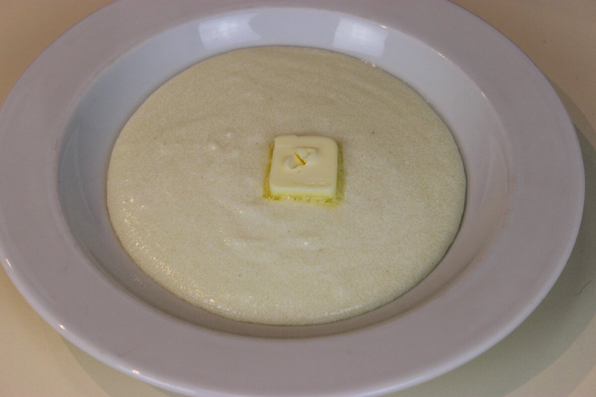 Манная каша с маслом. Тарелку манной каши. Манная каша. Тарелка с манной кашей. Тарелку манной каши.