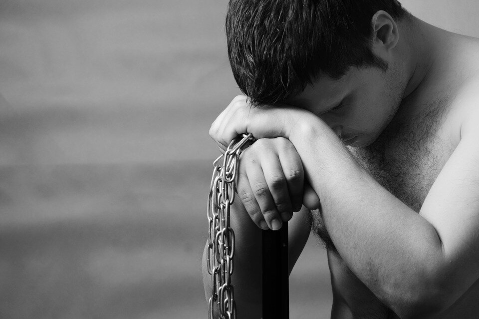 https://pixabay.com/photos/pain-man-chain-offense-young-3917158/