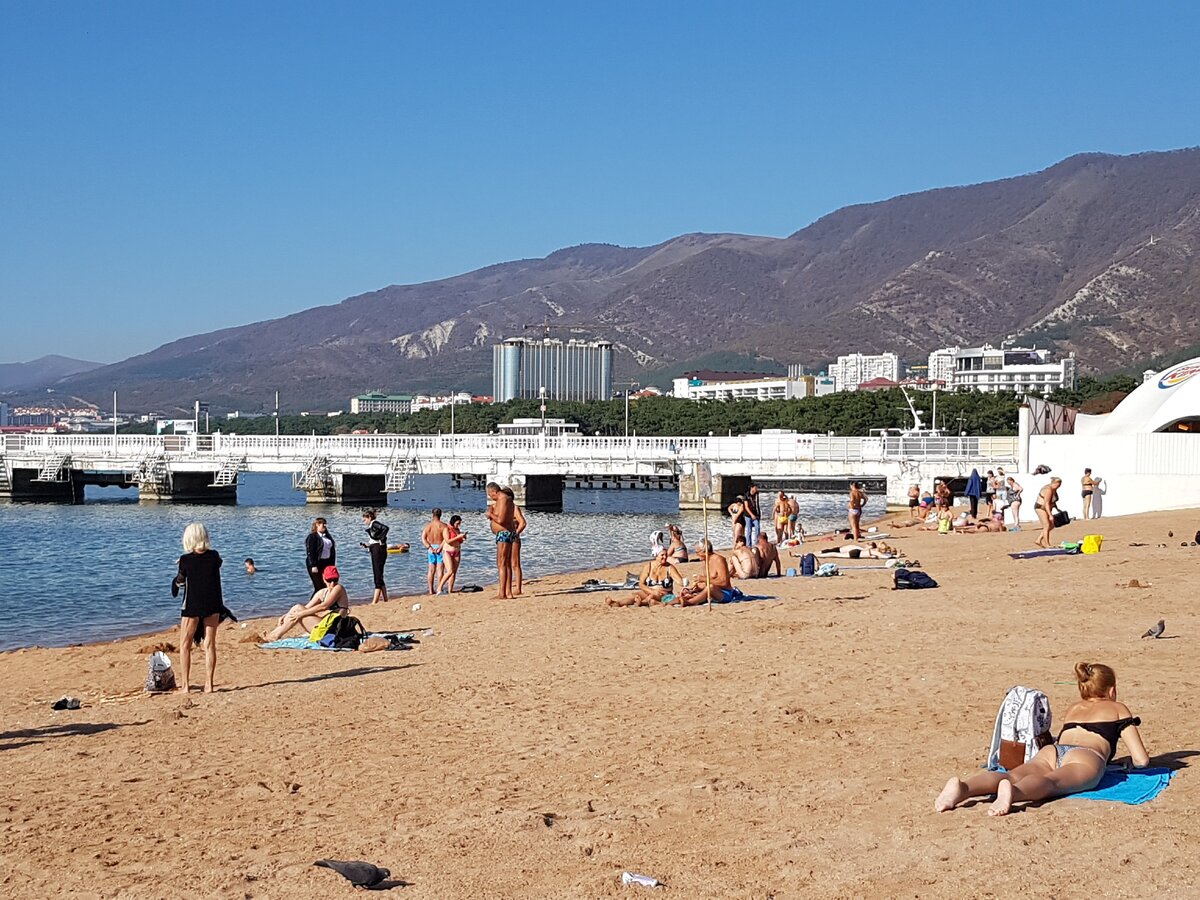 есть ли в геленджике песчаные пляжи