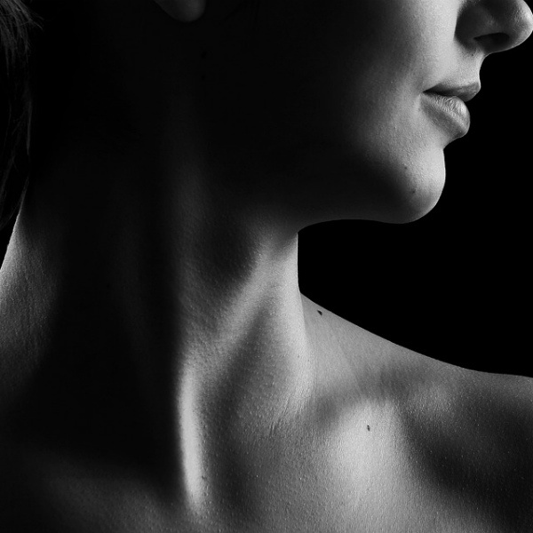 https://pixabay.com/ru/photos/шея-черно-белое-изображение-красота-1211231/