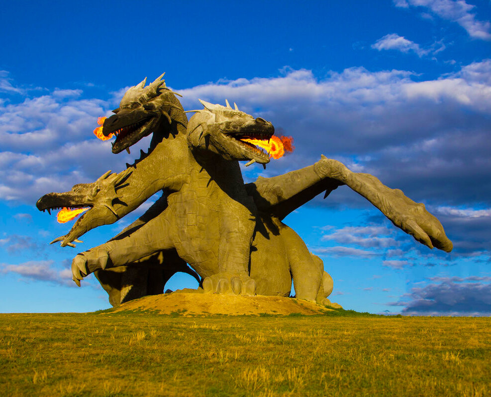 15 метровая статуя Змея Горыныча