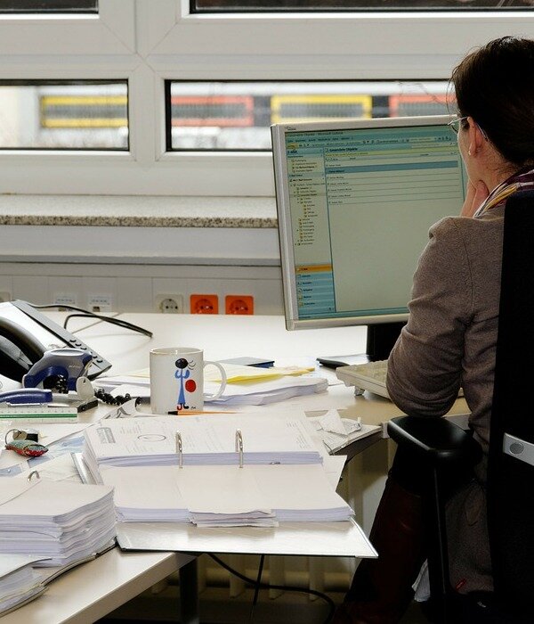 Источник: https://pixabay.com/photos/secretary-office-job-office-desk-338561/
