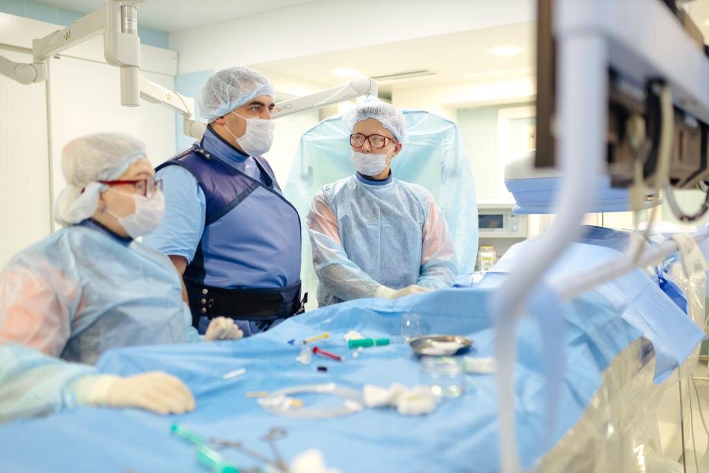 Хирурги ПКМЦ во время операции