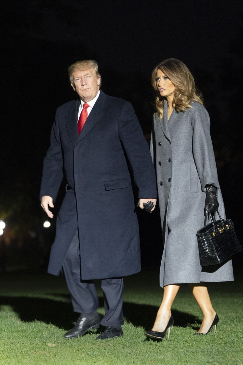 Еще одно попадание в крой и цвет - благородный серый оттенок и прямой крой пальто с подвернутыми рукавами