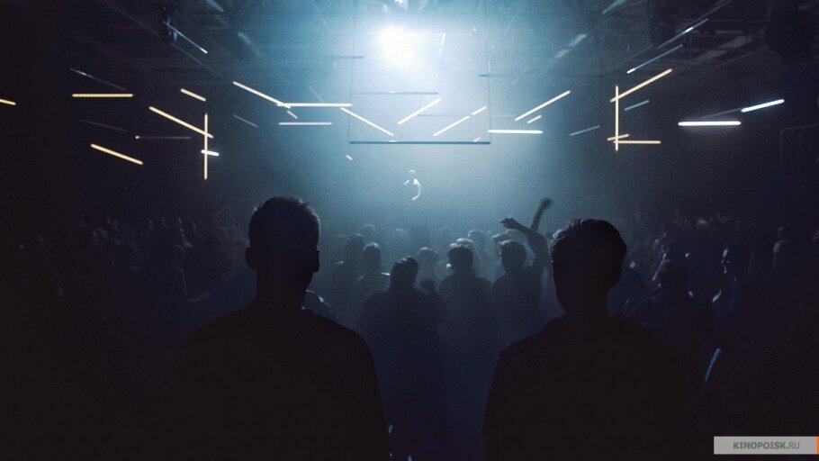 Зато с картинкой в фильме всё в порядке. Операторская работа Ксении Середы удивляет резкой сменой кадров и выдержанными планами