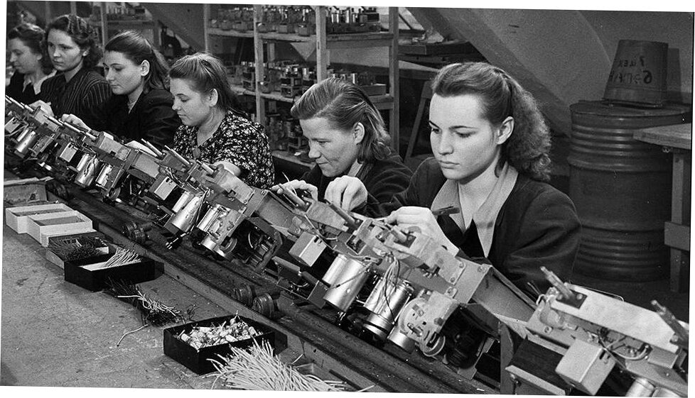 Архивное фото тружеников эпохи из Советского журнала "Огонёк"