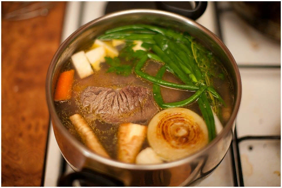 Бульон из мозговых костей. Мясокостный бульон. Говяжий бульон. Бульонки говяжьи. Бульон из говядины