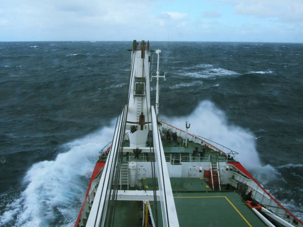 Научно-исследовательское судно, исследующее воздействие антропогенных выбросов углекислого газа на морское дно. фото Роберта Кея.