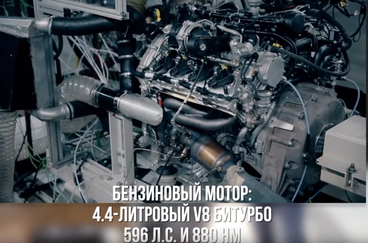 Мощнейший двигатель установлен под капот.