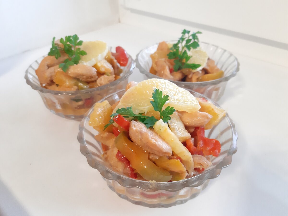 Тёплый салат из курицы в апельсиновом соусе