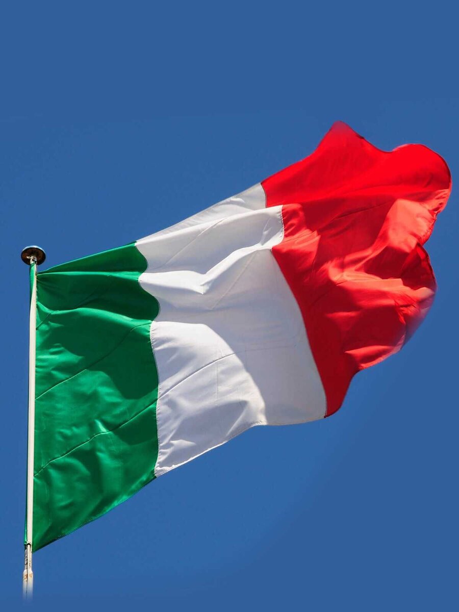 Итальянский флаг. Флаг Италии. Флаг Италии в Италии. Гос флаг Италии. Флаг Южной Италии.