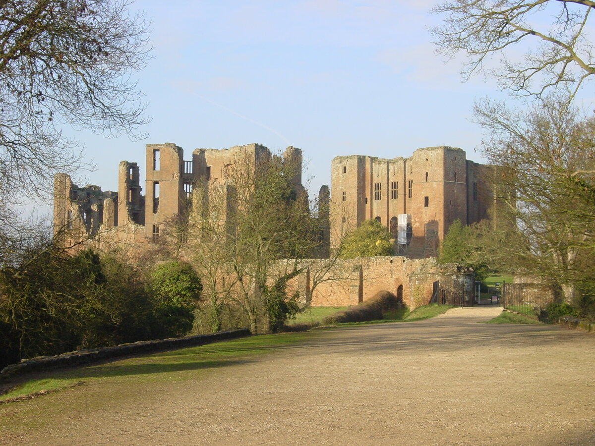 https://upload.wikimedia.org/wikipedia/commons/8/8c/Kenilworth_Castle_gatehouse_landscape.jpg