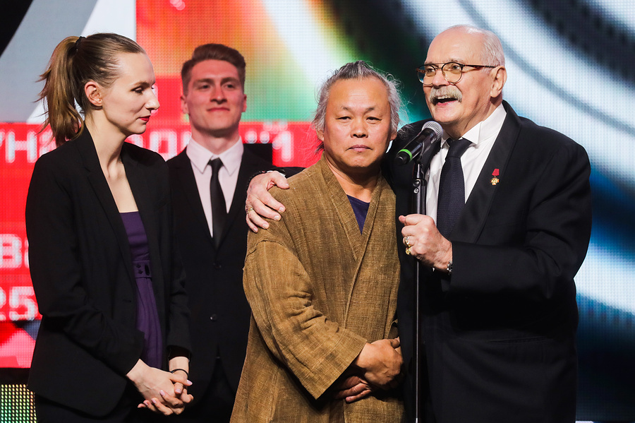 Президент ММКФ, председатель Союза кинематографистов России, режиссер Никита Михалков и председатель жюри ММКФ южнокорейский режиссер Ким Ки Дук (справа налево) на церемонии закрытия 41-го Московского международного кинофестиваля. Вячеслав Прокофьев/ТАСС