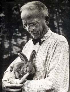 Писатель Берджес и один из героев его сказок