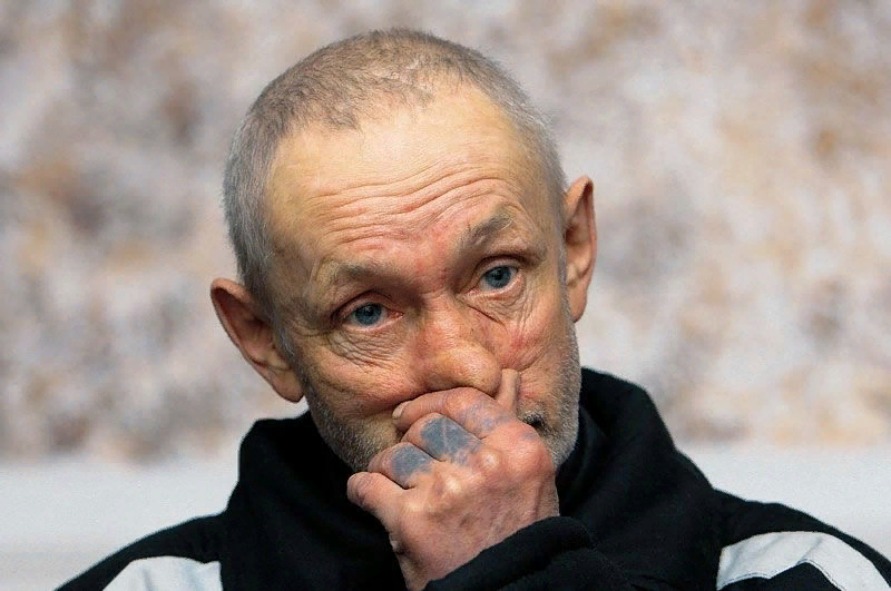 Зэки на зоне. Наколки ленина и сталина. Дед зек. Штрибан фильтруй хрюканину. Дед зек.