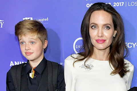 


СМИ: 13-летняя дочь Анджелины Джоли и Брэда Питта Шайло сменила имя на мужское
Анджелина Джоли с дочерью Шайло


На днях целый ряд западных СМИ сообщил, что 13-летняя биологическая дочь 44-летней Анджелины Джоли и 55-летнего Брэда Питта официально сменила свое имя на мужское. Поговаривают, что Шайло еще несколько лет назад просила всех родных и близких называть себя Джоном, а теперь во избежание путаницы решила сменить свое имя и в документах.

Якобы Шайло также настаивает на том, чтобы теперь к ней обращались по местоимению "он". Ребенку захотелось быть Джоном, даже несмотря на то, что имя Шайло — гендерно-нейтрально, подходит как для девочек, так и для мальчиков (и в переводе означает "миротворец").

Анджелина Джоли с сыном Ноксом, дочерьми Захарой, Вивьен и Шайло
Анджелина Джоли с сыном Ноксом, дочерьми Захарой, Вивьен и Шайло

Информацию о смене имени дочери в одном из недавних интервью с Опрой Уинфри косвенно подтвердил Брэд Питт:

Шайло хочет, чтобы мы называли ее Джоном или Питером, как Питера Пэна.

Напомним, что некоторое время назад в прессе также появились слухи, что Шайло Джоли-Питт находится в процессе трансгендерного перехода. По слухам, после того, как ребенку звезд исполнилось 13 лет, Шайло с одобрения мамы начала принимать гормоны. Инсайдеры также утверждают, что пока Питт не одобряет гормонотерапию, но при этом поддерживает решение Шайло сменить пол.

Шайло Джоли-Питт
Шайло Джоли-Питт

Напомним, что Шайло уже несколько лет носит короткую стрижку, а также одевается и ведет себя как мальчик. В своих интервью Анджелина неоднократно заявляла, что не запрещает ребенку самовыражаться и всегда поддерживает ее выбор.

Шайло любит спортивные костюмы, ей нравятся деловые костюмы с галстуками. Ей нравится одеваться как мальчик. Она хочет быть мальчиком. Поэтому нам пришлось сделать ей короткую стрижку. Она думает, что она одна из братьев,


— однажды рассказала Джоли в беседе с журналистами Vanity Fair.

Шайло и Захара Джоли-Питт 
Шайло и Захара Джоли-Питт

Напомним, что, помимо Шайло, экс-супруги Анджелина Джоли и Брэд Питт также воспитывают пятерых детей — 11-летних двойняшек Вивьен и Нокса, а также 14-летнюю Захару, 16-летнего Пакса и 18-летнего Мэддокса.