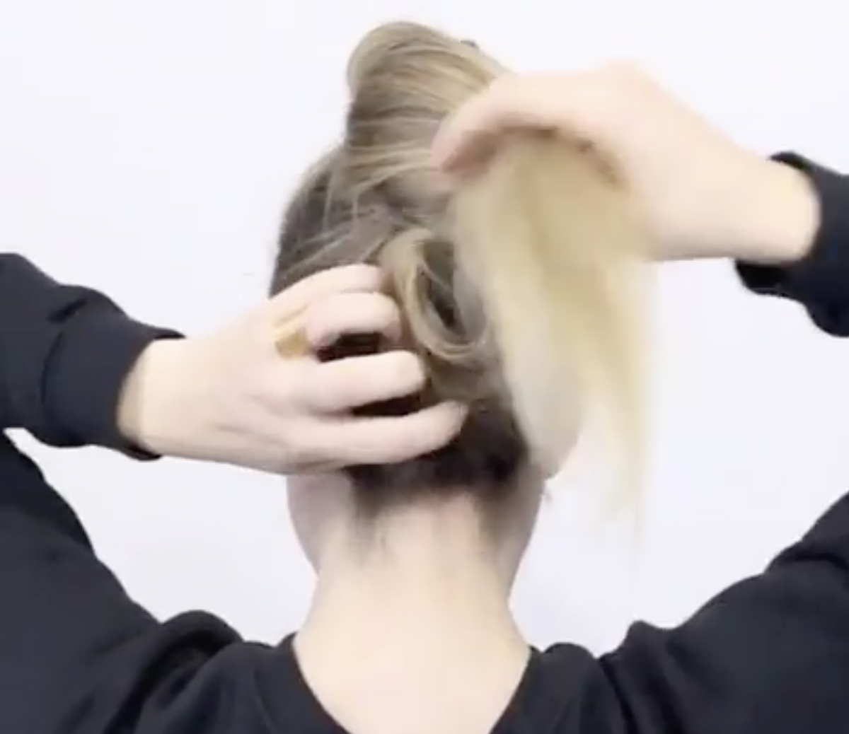 Обматываем прядь вокруг крабика и расправляем волосы