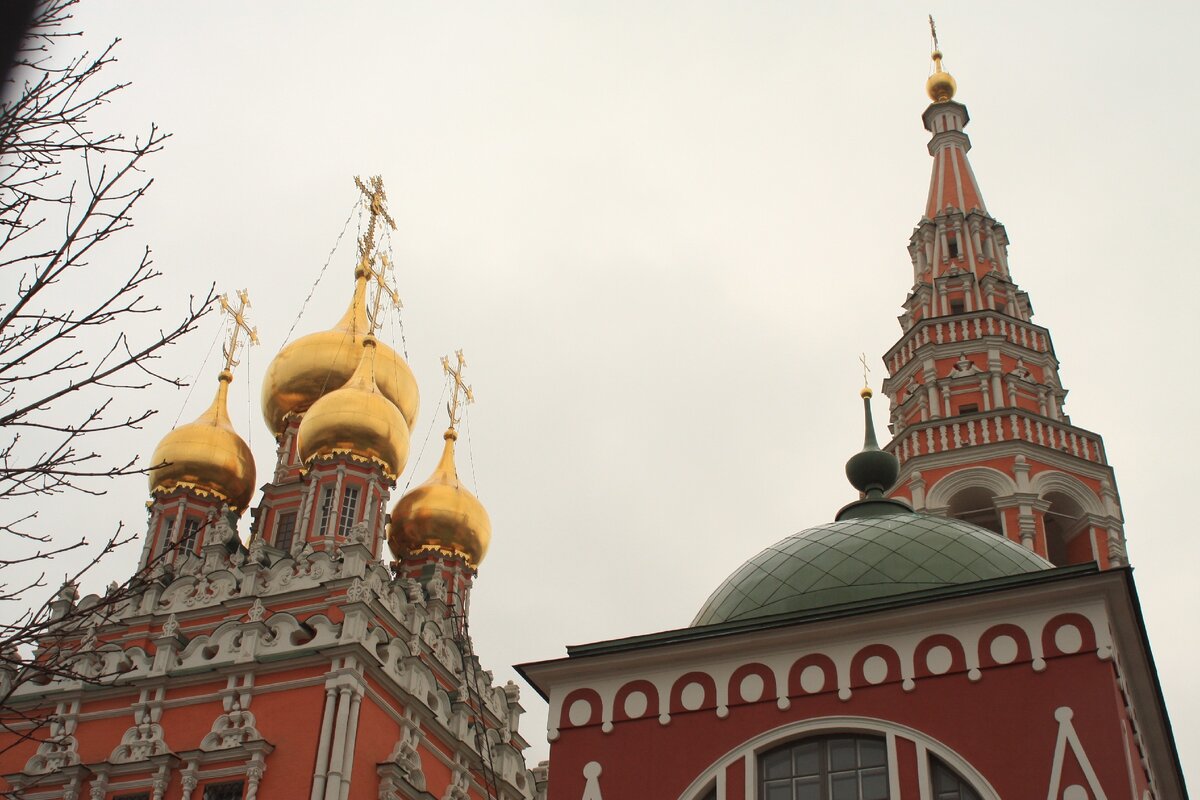 Кадаши сайт. Храм в Кадашах в Москве. Храм Воскресения в Кадашах. Храм Вознесения Христова в Кадашах. Церковь Вознесения в Кадашах Москва.