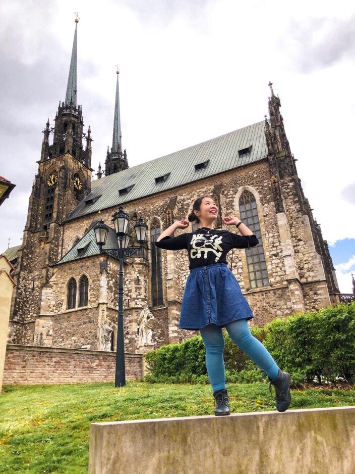 СКОЛЬКО НАМ СТОИЛИ 6 ДНЕЙ В БРНО?

Мне хочется рассказать о Брно одну страшную для меня историю, которая произошла здесь с нами. Город очень приятный и хорошенький, в нем находиться одно удовольствие.

Но!

Гуляя по милым улицам Чехии и рассматривая каждое здание, каким-то образом мы забрели в цыганско-албанско-румынский район. Боже, у меня ком в горле, я сжимаю Колину руку, и не могу произнести ни слова.

Какую мы видим картину, что она нас так напугала? К вам когда-нибудь подходили и окружали со всех сторон женщины-цыганки с их многочисленными детьми? Так вот, тут тоже самое, только этих женщин с детьми огромное количество, плюс ещё и мужчины. Они все что-то кричат на своём друг другу, находясь по разные стороны улицы, толкаются, играют в какие-то азартные игры, на земле валяются бутылки, фантики, кожура от бананов, огрызки яблок, что сомневаешься, в той ли ты хваленной Европе находишься. Сопливые и грязные дети со всех сторон плачут, мужчины дерутся, женщины орут, мусора навалом. У меня сложилось впечатление, что туда даже полиция боится соваться.

Мы ходили там в дневное время суток, и было очень страшно, не знаю, если там появиться вечером, а то и ночью. Слава Богу, нас никто не тронул, но больше такого повторения я бы не хотела.

Это было единственное место во всей нашей поездке (сколько городов и стран мы уже посетили), когда мне действительно было страшно за нашу жизнь.

Затраты:
⠀
☺Комната в квартире на 5 ночей: 79,29 евро~5770,14 рублей
⠀
☺Продукты: 789 чешских крон~2222 рубля
⠀
☺Кафе: 1015 чешских крон~2859 рублей
⠀
☺Проезд от дома до аэропорта за двоих: 50 крон~141 рубль

Итого:
2 человека
1 город
6 дней
309 чешских крон~871 рубль бюджет в день на двоих, или 155 чешских крон~435,50 рублей в день на одного (без учёта проживания)
10992,14 рубля траты ТОЛЬКО по Брно.

А ещё хотела сказать, что в Чехии мы встретили самые лучшие обменники. Если в Барселоне мы обменяли 100 долларов на 83,50 евро, а официальный курс был 89,10 евро, процент потери 6,29.
В Брно же при официальном курсе 100 долларов - 2295 чешских крон, нам дали 2290 чешских крон, процент потери составил 0,22.
Приезжайте обменивать деньги в Чехию!

#путешествие #ВиталияХон_Чехия