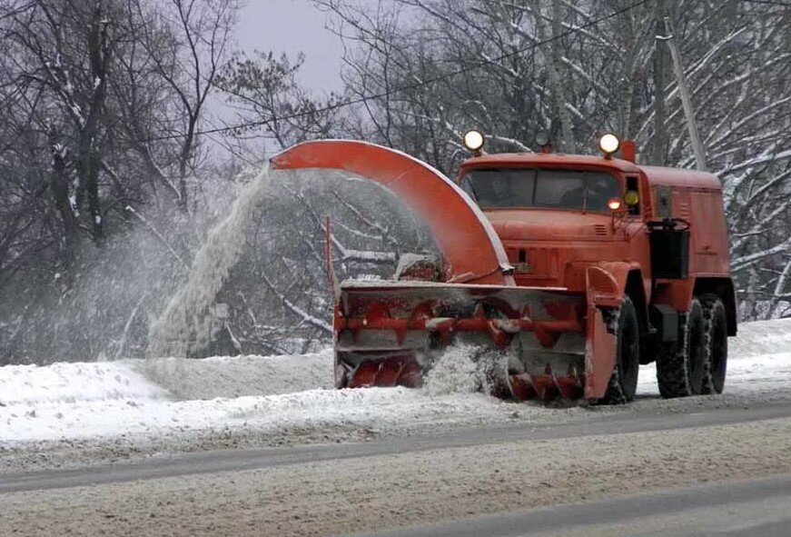 вот такие бывают "снегоуборочные" комбайны  на базе ЗИЛа
