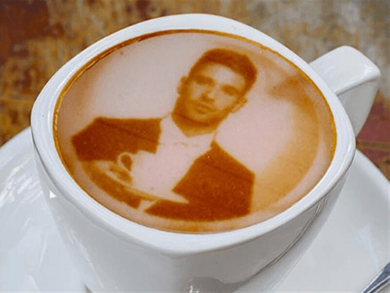 Делаете селфи и за пару секунд загружаете его в кофе-принтер.  Далее нажимаете на кнопку печати и, вуаля, ваше фото уже на пенке кофе, пива, коктейле, мороженом или десерте.
Осталось только выложить эту красоту в Инстаграм и лайки не заставят себя ждать.