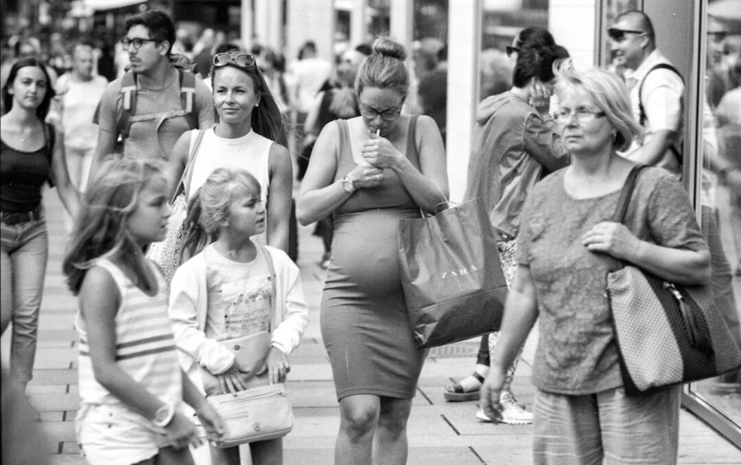 Курящие мамы и дочки. Курящие беременные на улице. Курящие женщины на улице. Курящие молодые мамы.