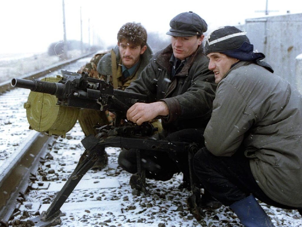 "Индейцы" - боевики одетые в гражданское. В случае когда пахло жаренным, они скидывали вооружение и притворялись мирными жителями