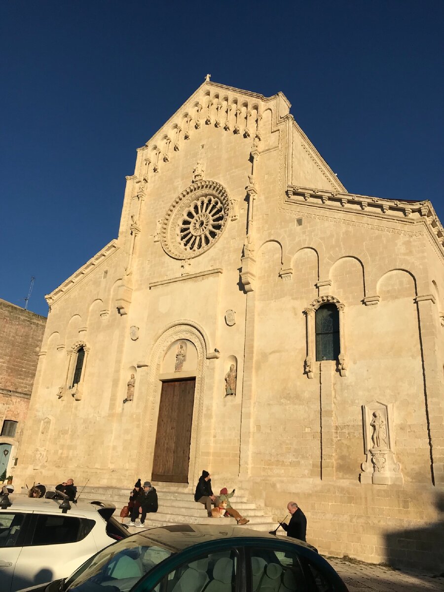 Город на скале и в скале на юге Италии. Церкви и пещеры Матеры. Часть 2.