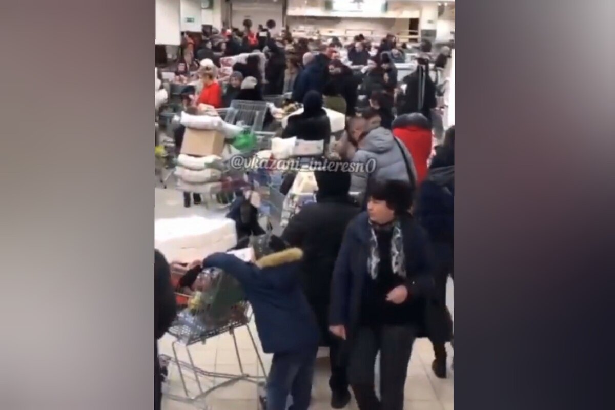 Толпа в магазине Карусель