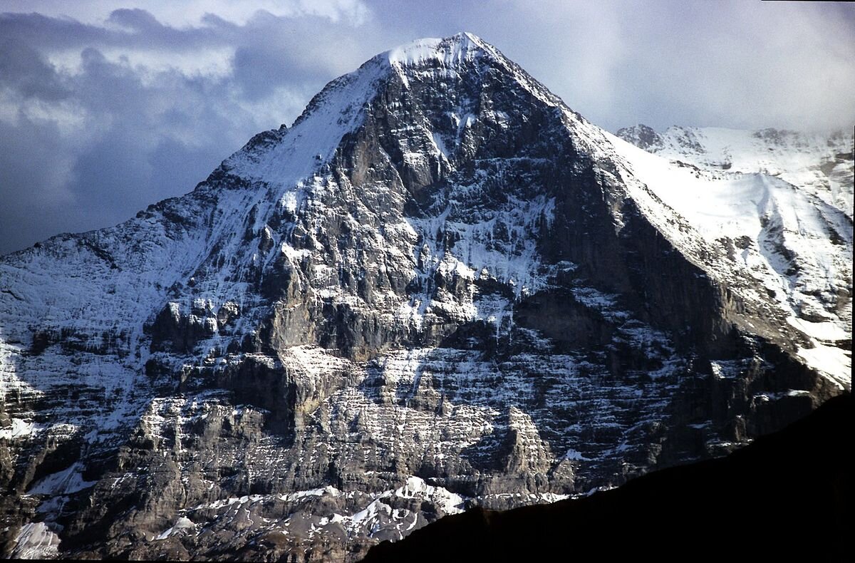 Северная стена невысокой горы Эйгер – печально знаменитый и смертельно сложный альпинистский маршрут