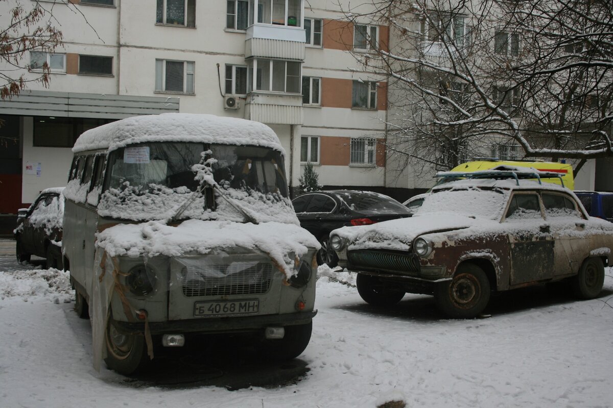 Для чего кто-то оставил ретро автомобили у себя во дворе | Охотник за  брошенными АВТО | Дзен