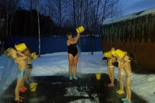  Закаливание дисциплинирует не только детей, но и родителей, ведь, чтобы получить результат, нужны системность и постоянство. © / Дина Трушникова / АиФ