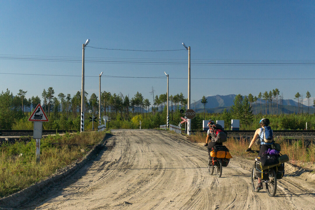 Запомнившийся всем троим какой-то особой живописностью ж/д-переезд 