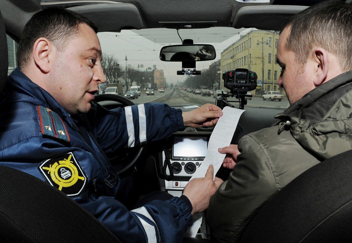 «Качать права» — не лучшее решение при разговоре с инспектором ГИБДД, куда продуктивнее общаться уважительно и опираться на конкретные нормы регламента.