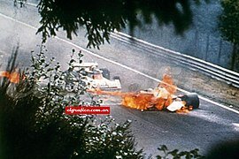  Машина Ники Лауды в огне после аварии 